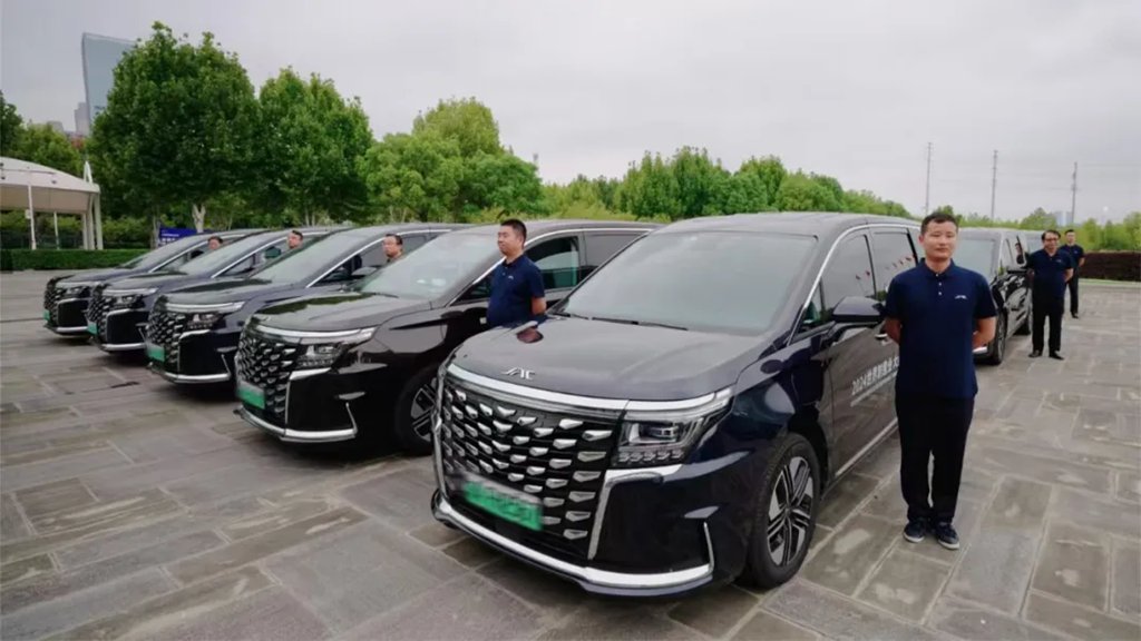 世界制造业大会指定用车，江汽集团鼎力护航！礼仪服务彰显中国制造新高度